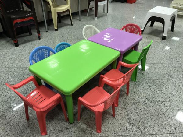 تولید انواع میز و صندلی پلاستیکی رنگی