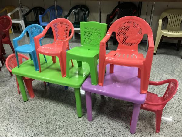 مدل های مختلف میز و صندلی پلاستیکی رنگی